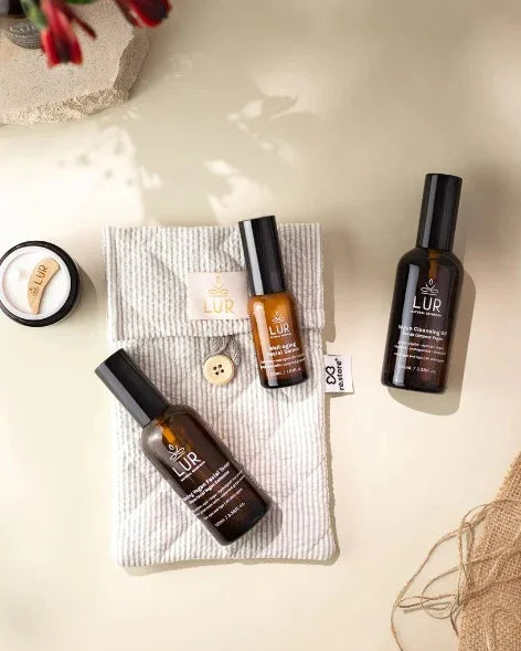 LUR natuurlijke massageoliën en huidverzorgingsproducten op een zachte handdoek in een spa-omgeving.