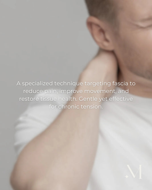 Man in wit shirt houdt zijn nek vast en illustreert myofasciale release-therapie voor pijnverlichting.