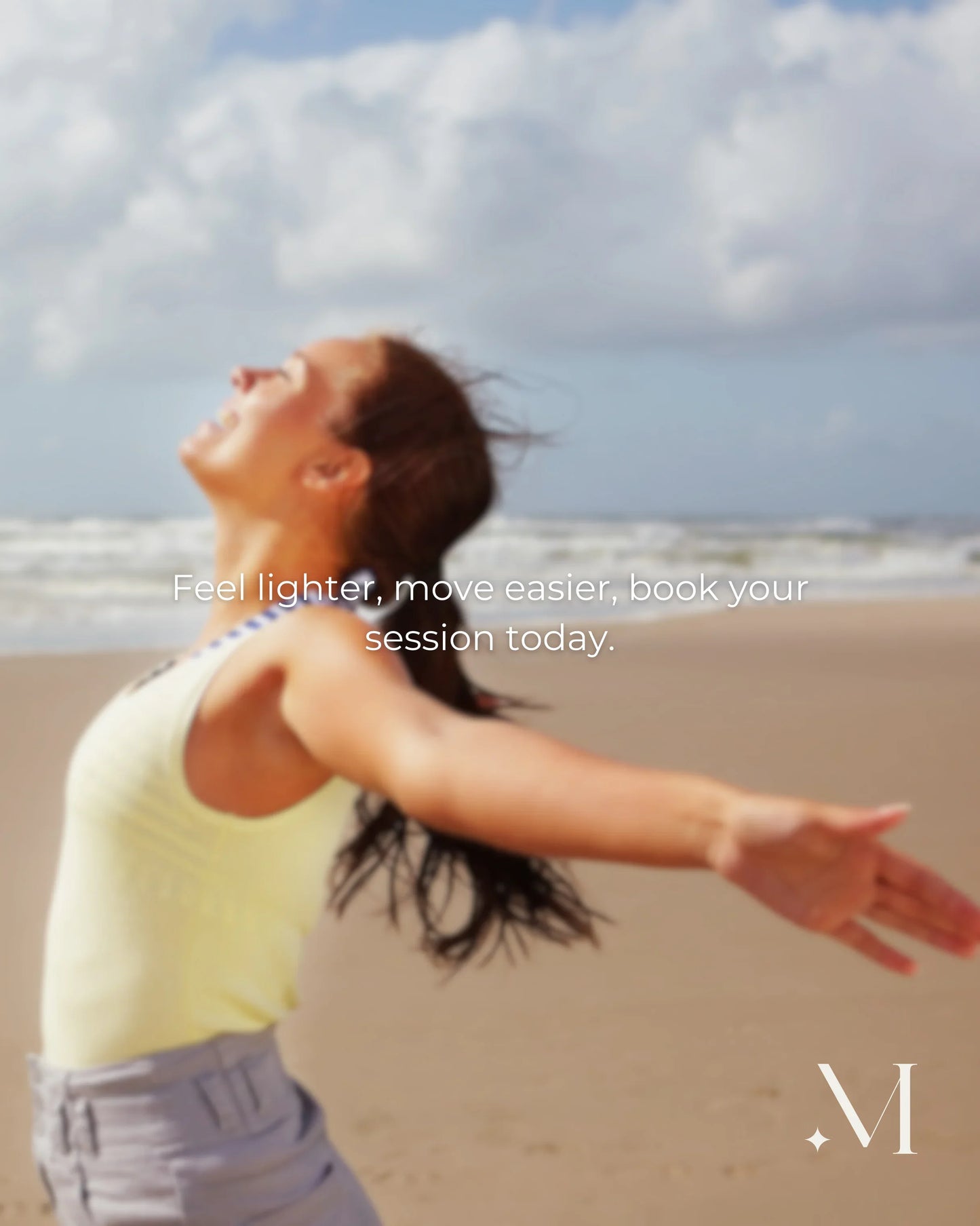 Vrouw geniet van ontspanning op het strand met open armen, symbool voor welzijn en stressverlichting na massage.