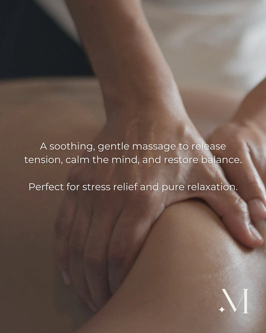 Close-up van handen die een ontspannende rug-/schoudermassage geven voor stressverlichting en welzijn.