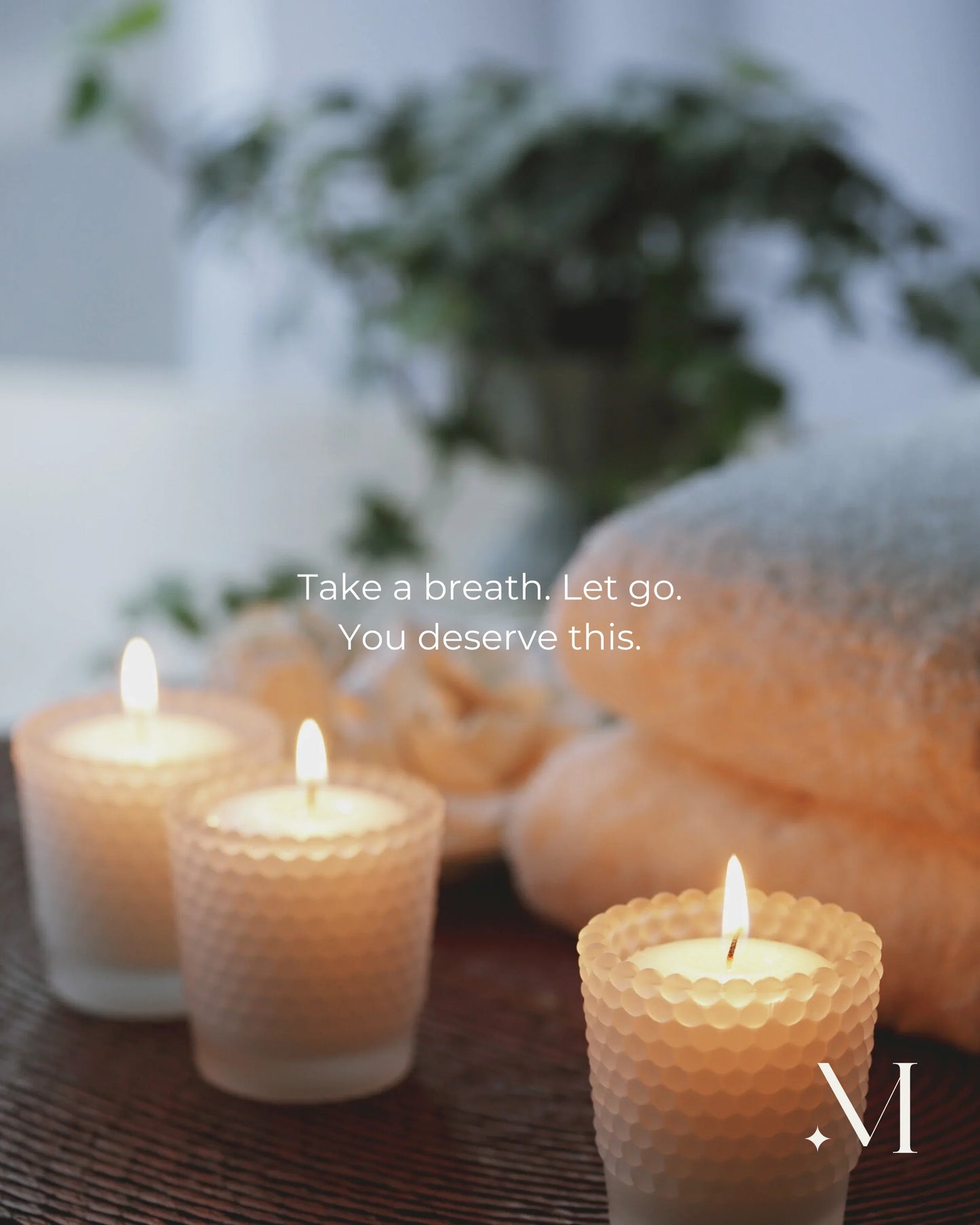 Brandende kaarsen en handdoeken in een ontspannen spa-ambiance voor massagetherapie en stressvermindering.