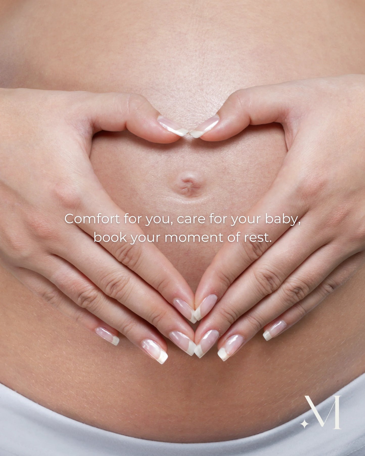 Een zwangere vrouw maakt met haar handen een hartje op haar blote buik, als promotiemiddel voor zwangerschapsmassage.