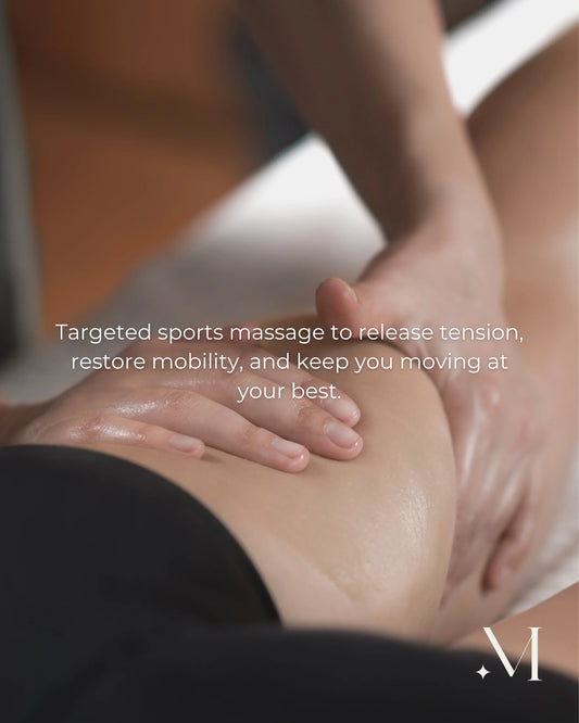 Close-up van een professionele sportmasseur die de spieren in het been van een patiënt verlicht.