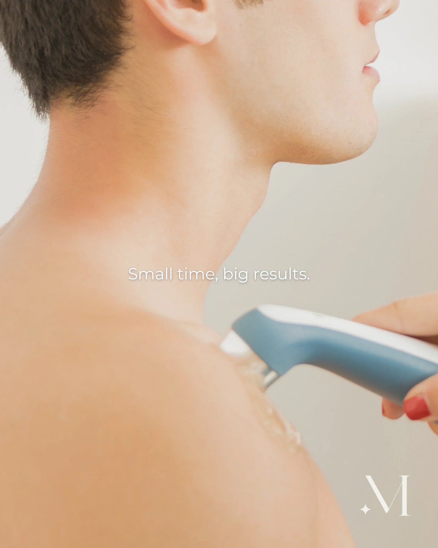 Een therapeutisch echografieapparaat wordt op de schouder van een man toegepast voor pijnverlichting en spiertherapie.