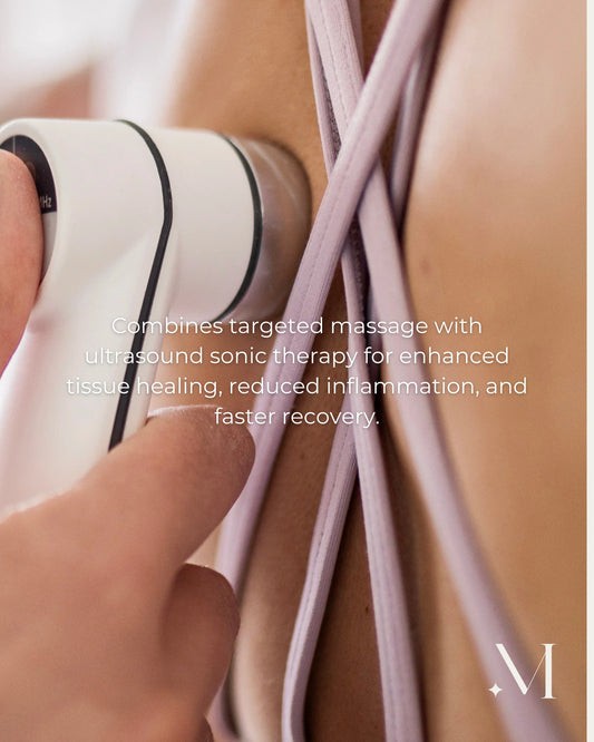 Close-up van een therapeutisch ultrasoon massageapparaat op de rug van een vrouw in een wellnessomgeving.