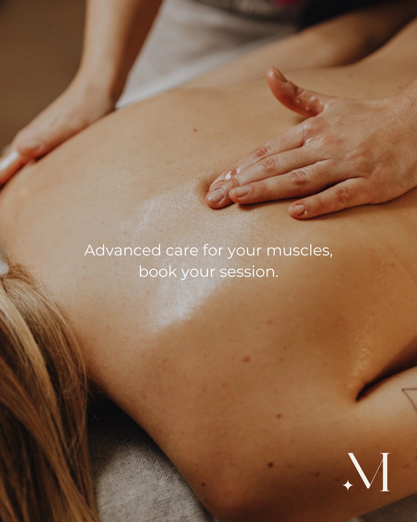 Een therapeutisch masseur brengt olie en druk aan op de blote rug van een cliënt om de spieren te ontspannen.