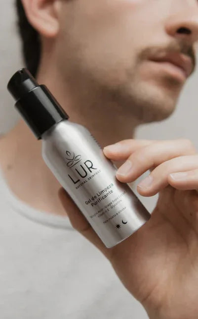Man met LUR zuiverende gezichtsreiniger in een zilverkleurige pompflacon.