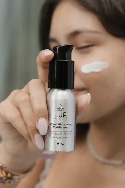 Vrouw brengt matterende gezichtscrème aan terwijl ze LUR hydraterende crème vasthoudt.
